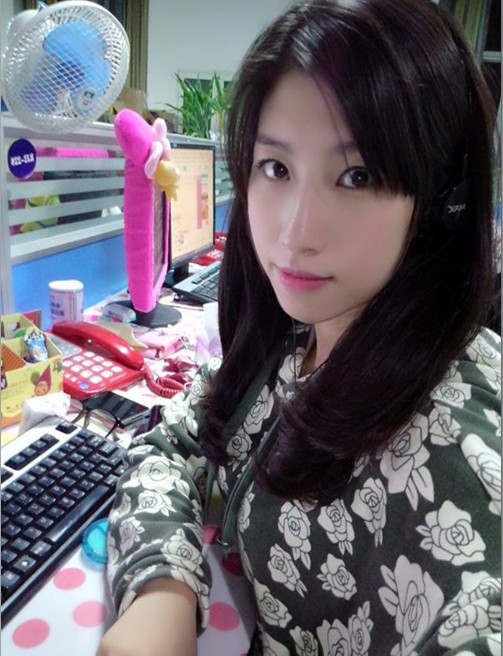 美女客服全天"贴身"服务,任你挑